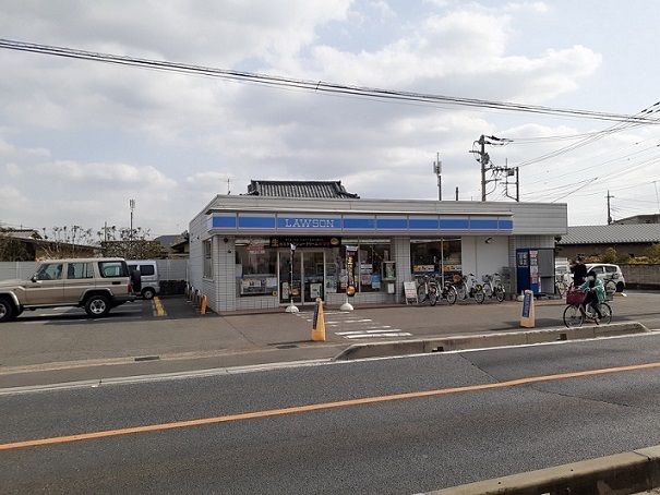 近くのローソンさいたま八王子3丁目店まで700m(徒歩9分)