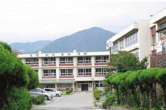 近くの富士吉田市立明見中学校まで1,100m（徒歩14分）