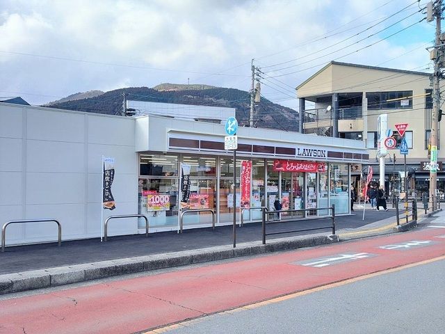 近くのローソン 湯布院駅前通り店まで750m（徒歩10分）