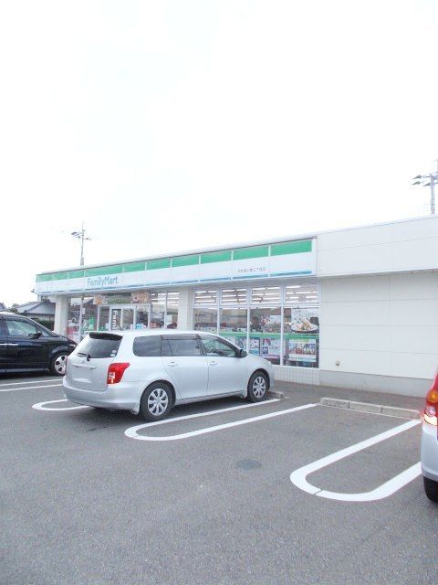 近くのファミリーマート大村宮小路店まで1,200m（徒歩15分）