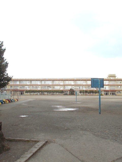 近くの竹松小学校まで1,600m（徒歩20分）