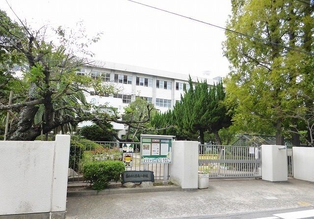 近くの高松市立花園小学校まで500m(徒歩7分)