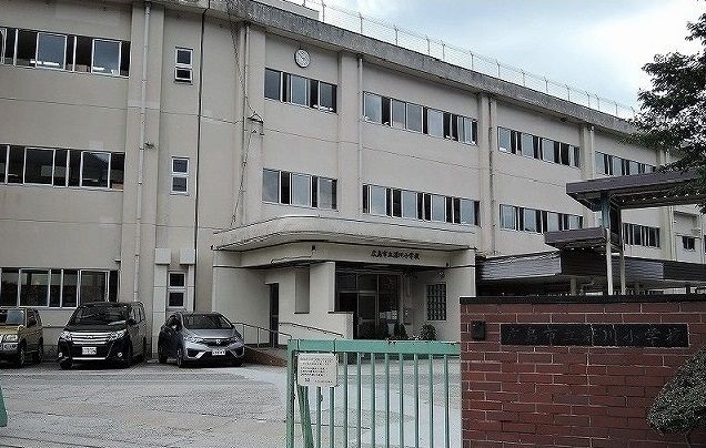 近くの深川小学校まで400m(徒歩5分)