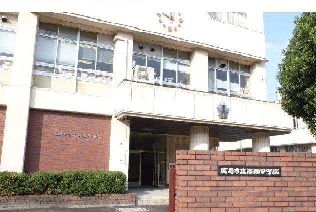 近くの高陽中学校まで600m(徒歩8分)