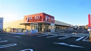 近くのヤオコー岡部店まで550m（徒歩7分）