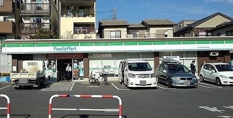 近くのファミマ さいたま大戸4丁目店まで750m(徒歩10分)