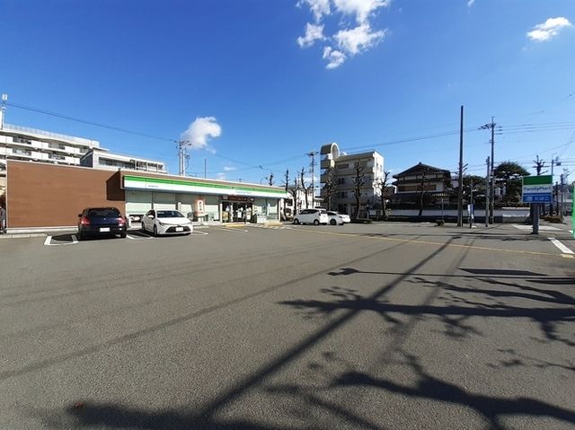 近くのファミリーマート 高知稲荷町店まで500m（徒歩7分）