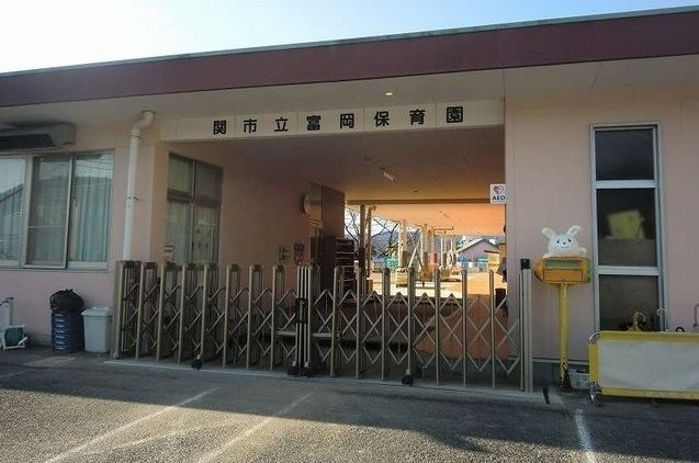 近くの富岡保育園まで950m（徒歩12分）