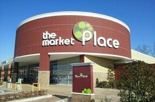 近くのthe market Placまで1,000m（徒歩13分）