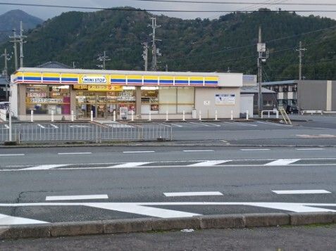 近くのコンビニまで400m（徒歩5分）