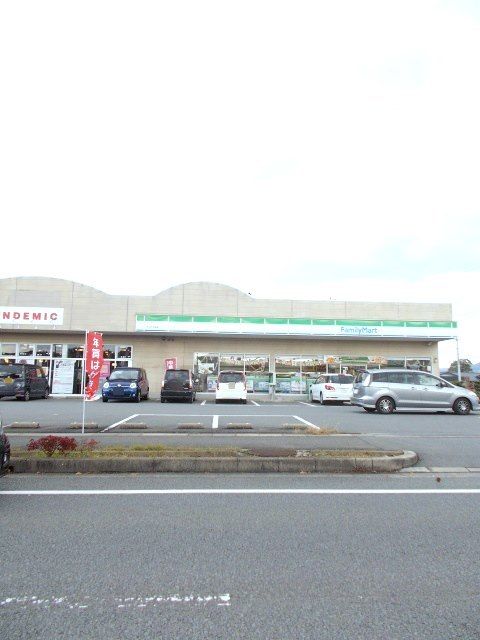 近くのファミリーマート大村大川田店まで210m（徒歩3分）