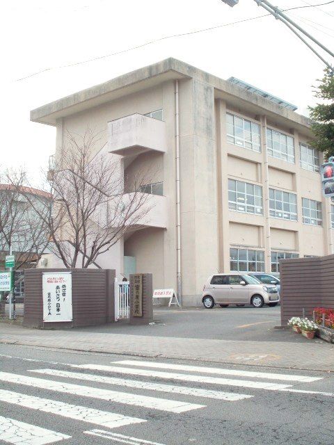 近くの富の原小学校まで850m（徒歩11分）