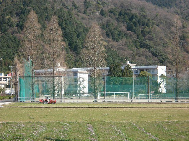 近くの西条農業高等学校様まで2,000m(徒歩25分)