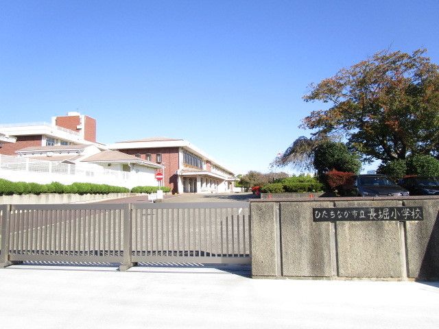 近くの市立長堀小学校まで400m（徒歩5分）