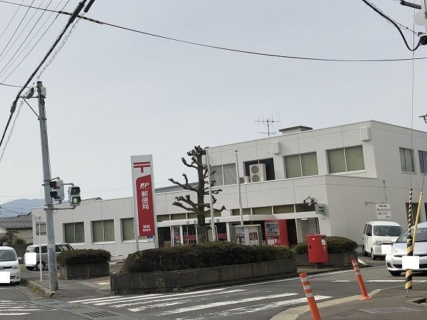 近くの郵便局まで1,300m（徒歩17分）