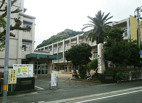 近くの小学校まで2,000m（徒歩25分）