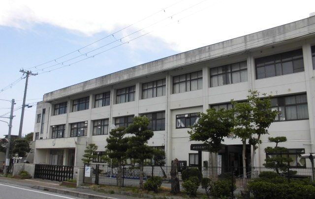 近くの鳥居本小学校まで620m(徒歩8分)