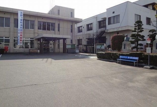 近くの役所まで1,300m（徒歩17分）