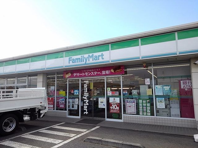 近くのファミリーマート草加公園通り店まで450m(徒歩6分)