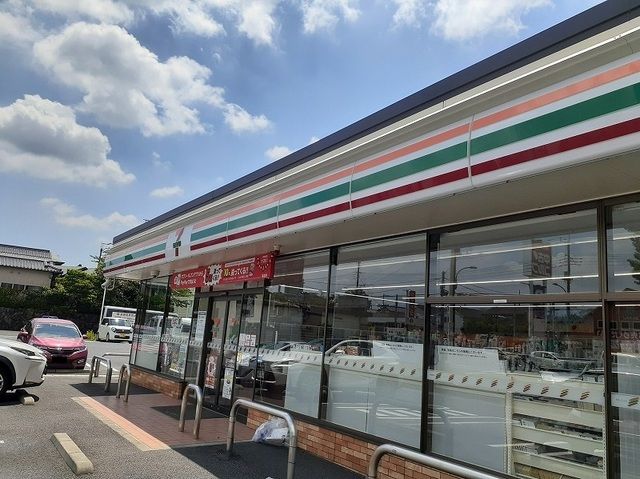 近くのコンビニまで550m（徒歩7分）