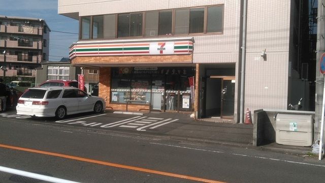 近くのコンビニまで260m（徒歩4分）