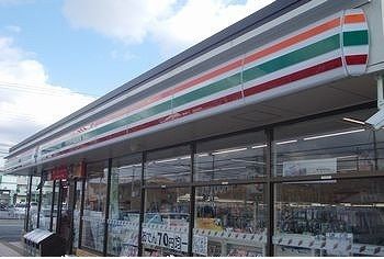 近くのセブンイレブンまで550m（徒歩7分）