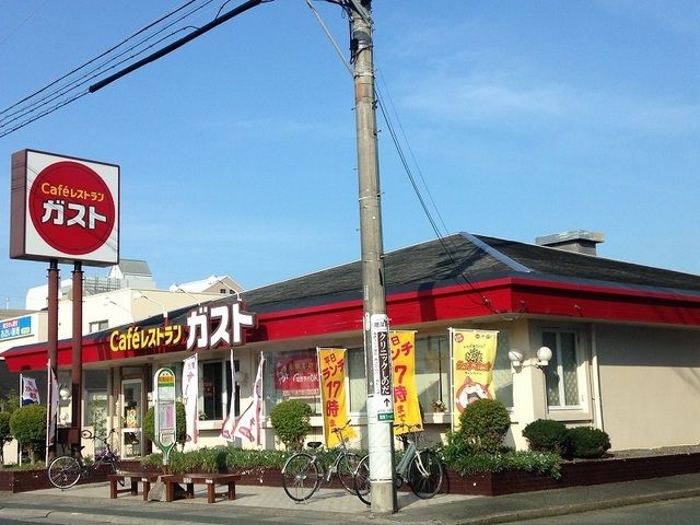 近くのガスト浜松住吉店まで900m（徒歩12分）