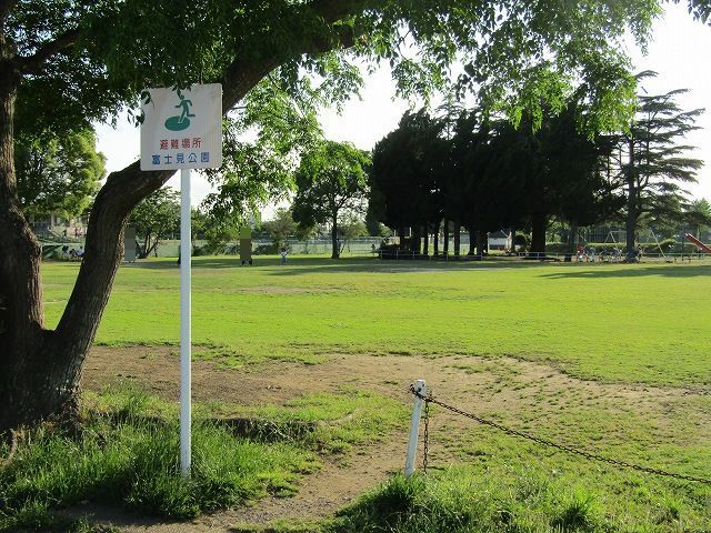 近くの富士見公園まで1,600m(徒歩20分)