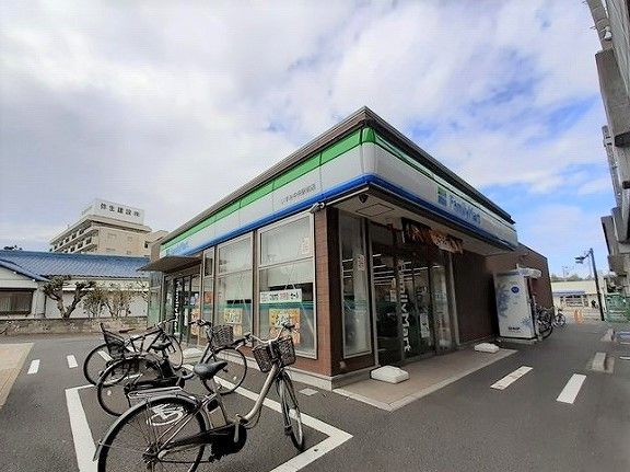 近くのファミリーマートまで450m（徒歩6分）