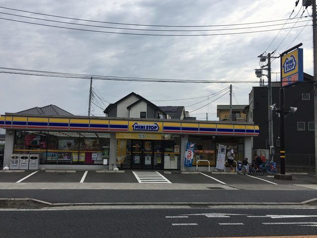 近くのミニストップまで350m（徒歩5分）