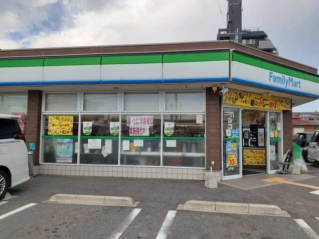 近くのファミリーマート中野西店様まで700m（徒歩9分）