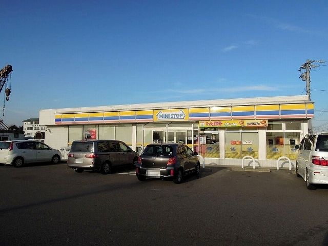 近くのミニストップ岐阜一日市場店まで550m（徒歩7分）