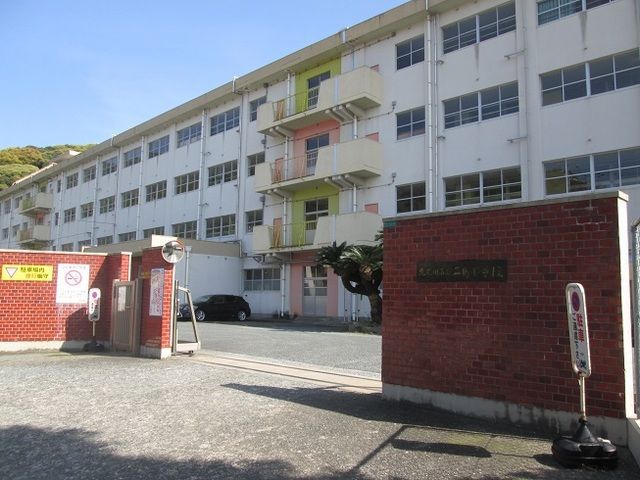 近くの二島小学校まで500m（徒歩7分）