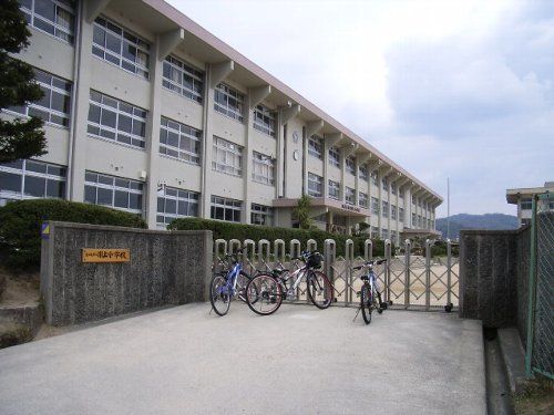 近くの川上小学校まで400m(徒歩5分)
