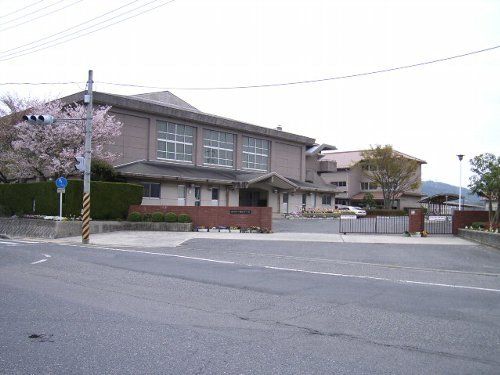 近くの磯松中学校まで1,600m(徒歩20分)