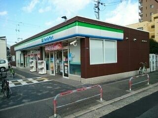近くのファミリーマート様まで240m（徒歩3分）