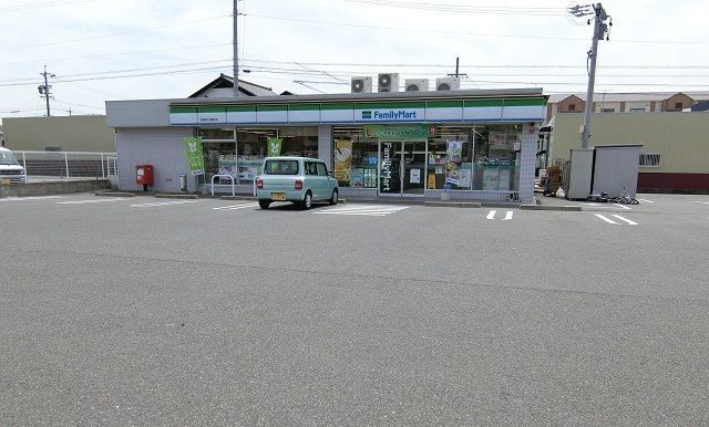 近くのファミーマート中江島店まで1,000m（徒歩13分）