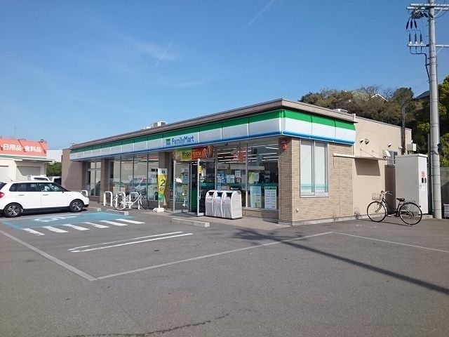 近くのファミリーマート関戸店様まで700m（徒歩9分）