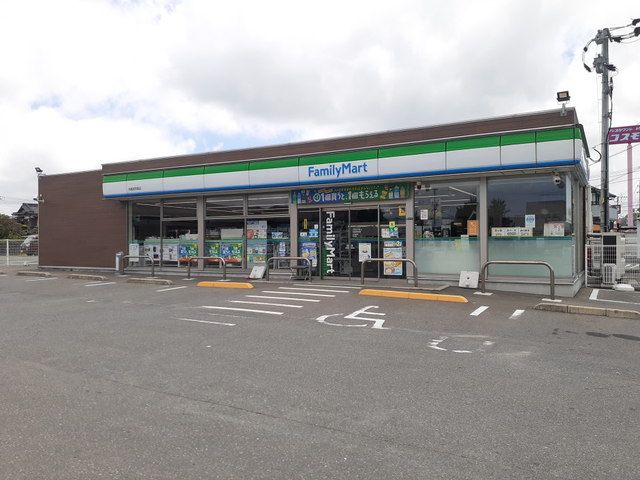近くのファミリーマート糸島加布里店まで200m（徒歩3分）