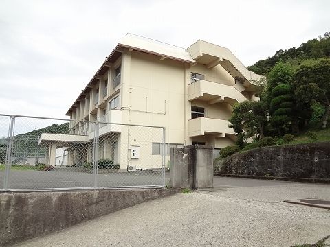近くの三島小学校まで1,100m（徒歩14分）