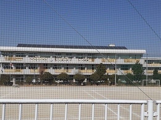 近くの東松山市立市の川小学校まで450m(徒歩6分)