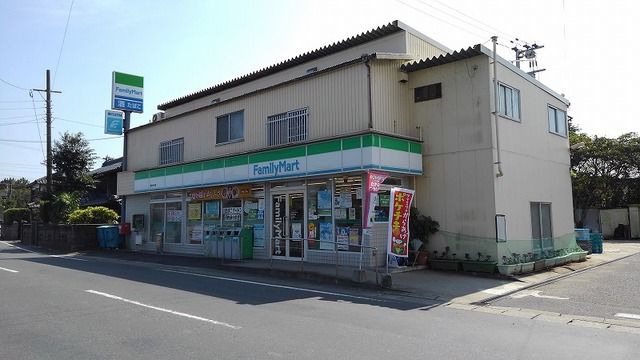 近くのファミリーマートまで450m（徒歩6分）