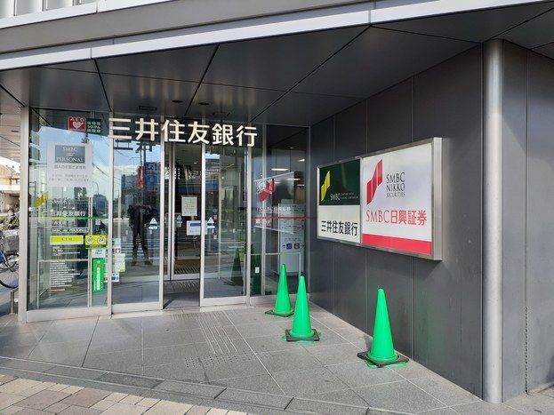 近くの三井住友銀行川西支店まで850m（徒歩11分）