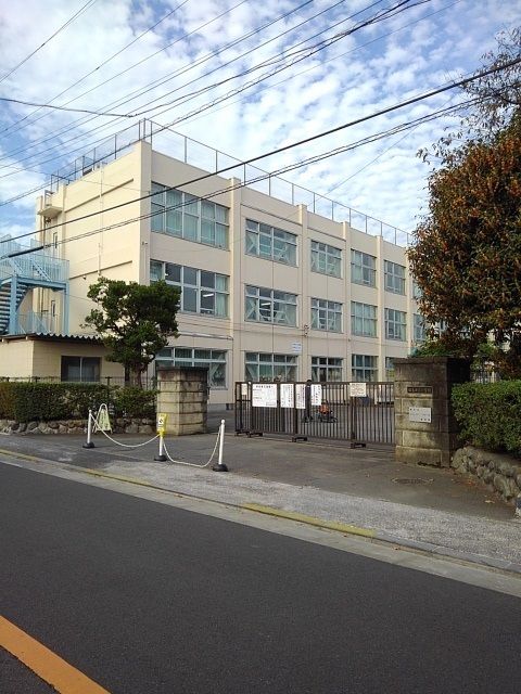 近くの福生市立第三小学校まで450m（徒歩6分）