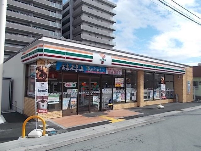 近くのコンビニまで600m（徒歩8分）