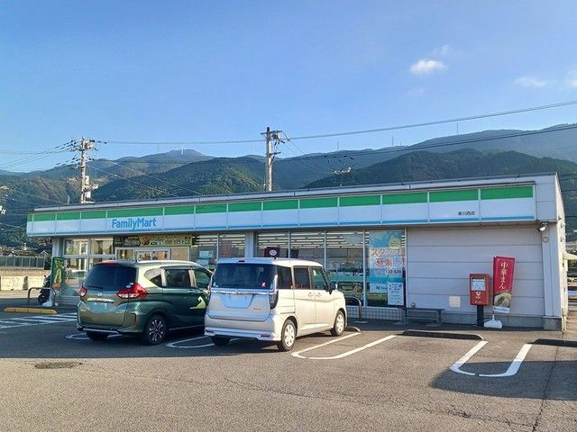 近くのファミリーマート寒川西店まで303m(徒歩4分)