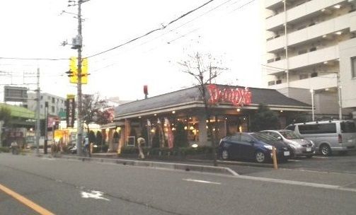 近くのデニーズ 南浦和店まで500m（徒歩7分）