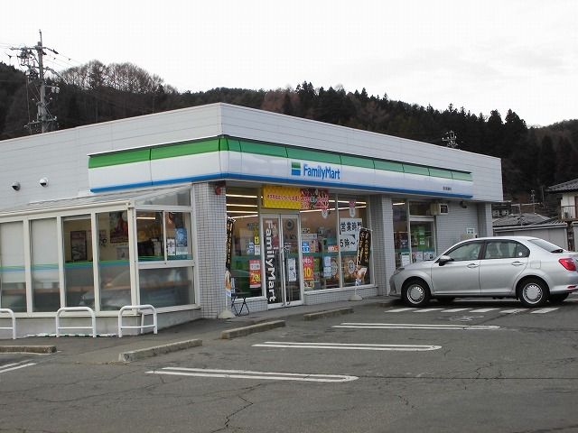 近くのファミリーマート 岡谷湊湖畔店まで700m(徒歩9分)