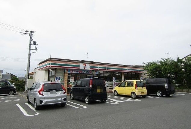 近くのコンビニまで900m（徒歩12分）