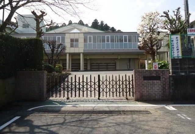 近くの小学校まで1,300m（徒歩17分）